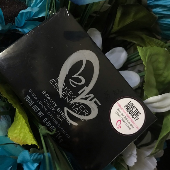 MakeOver Essentials  BEAUTY CHEEKY GAL - Picture 2 of 4